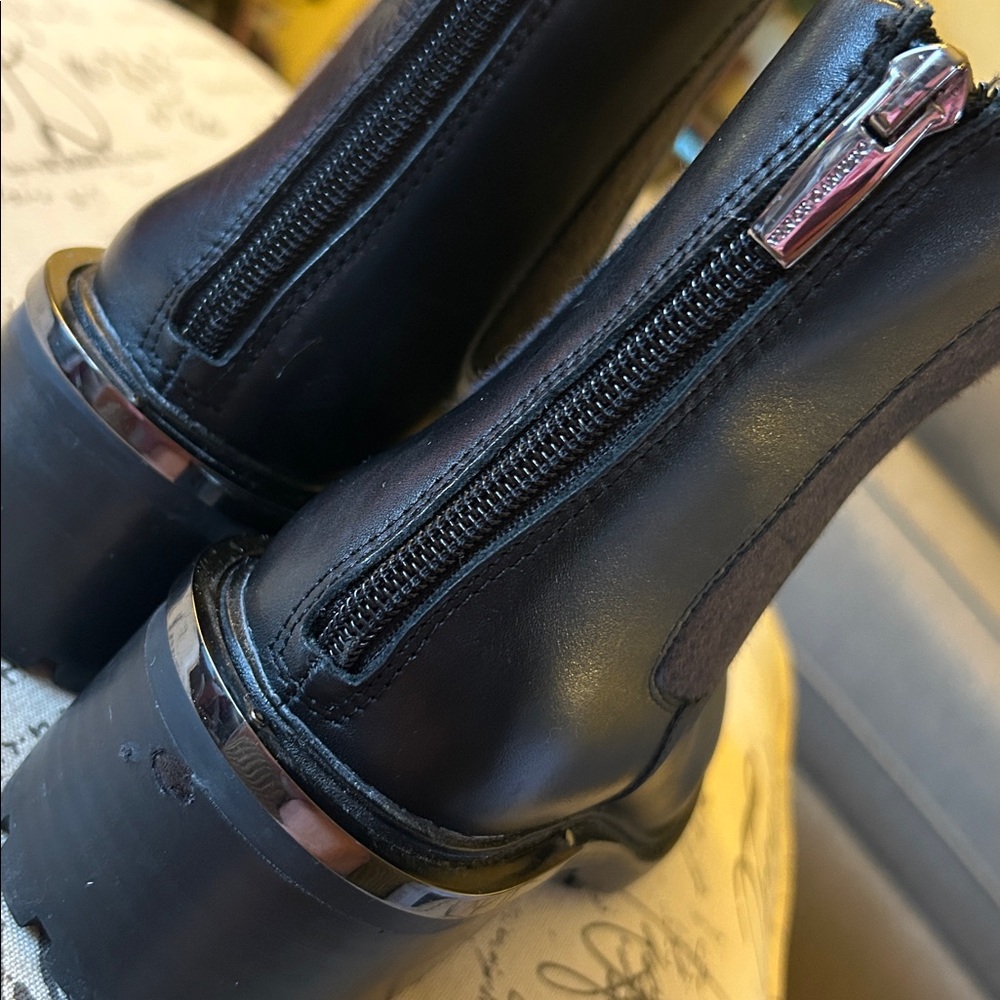 Vince Camuto Kelivena Black Leather Chelsea Bootie Size 7.5 Classic Chic - Picture 12 of 13